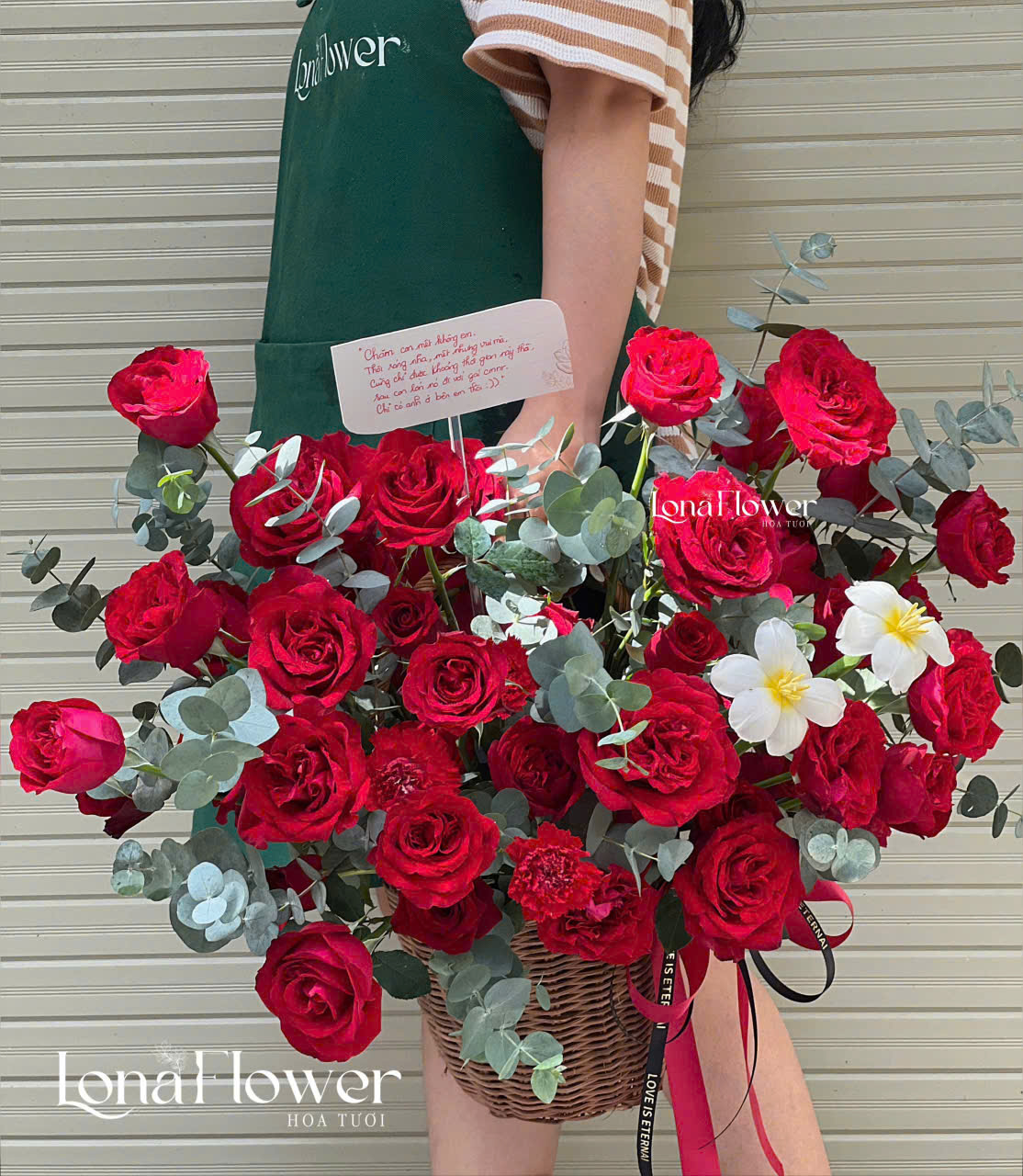 Giỏ Hoa Hồng Ohara Đỏ & Tulip Trắng 