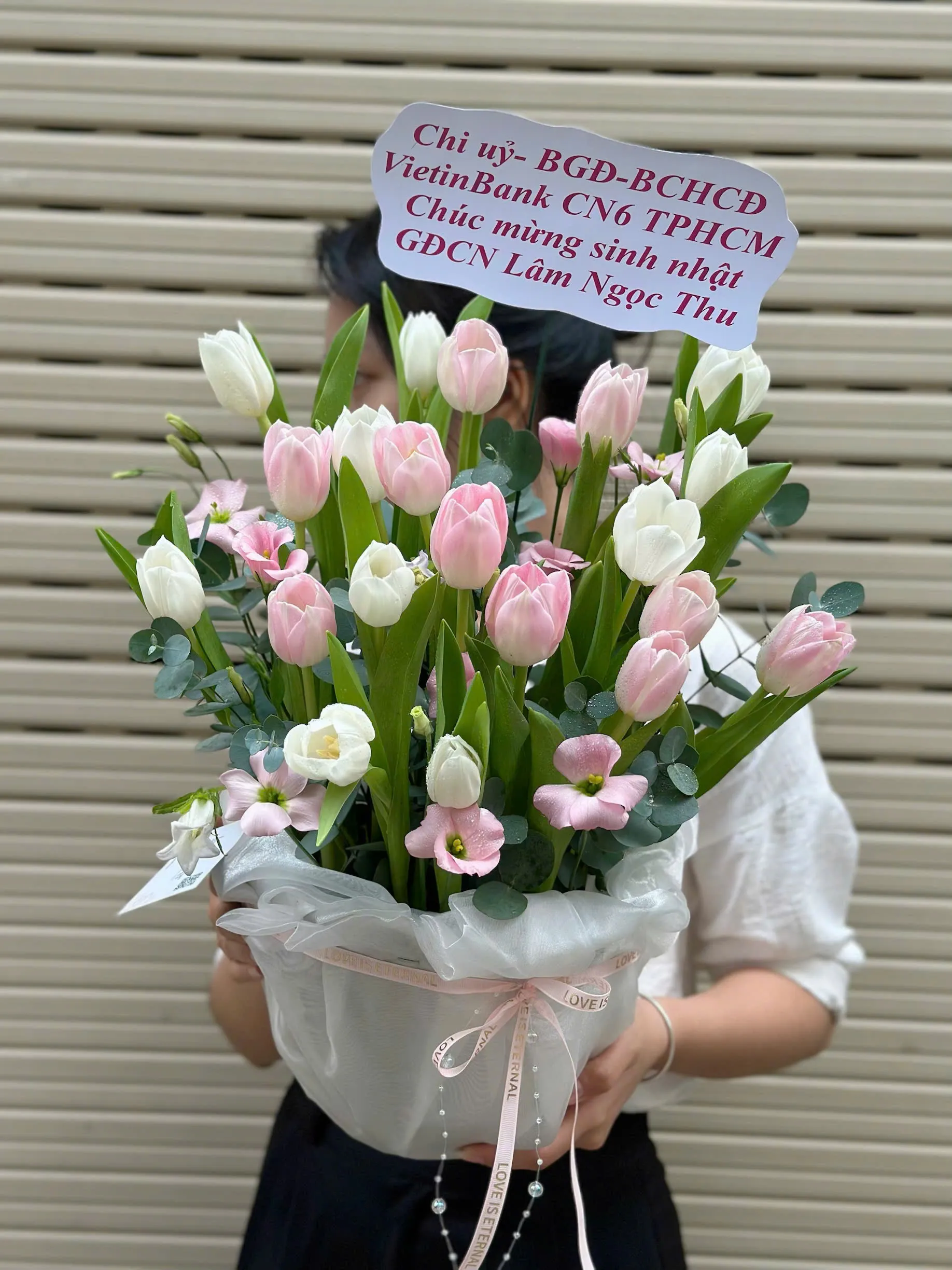 🌷 Vẻ đẹp tinh khôi và thanh lịch của box hoa tulip hồng & trắng! 🤍