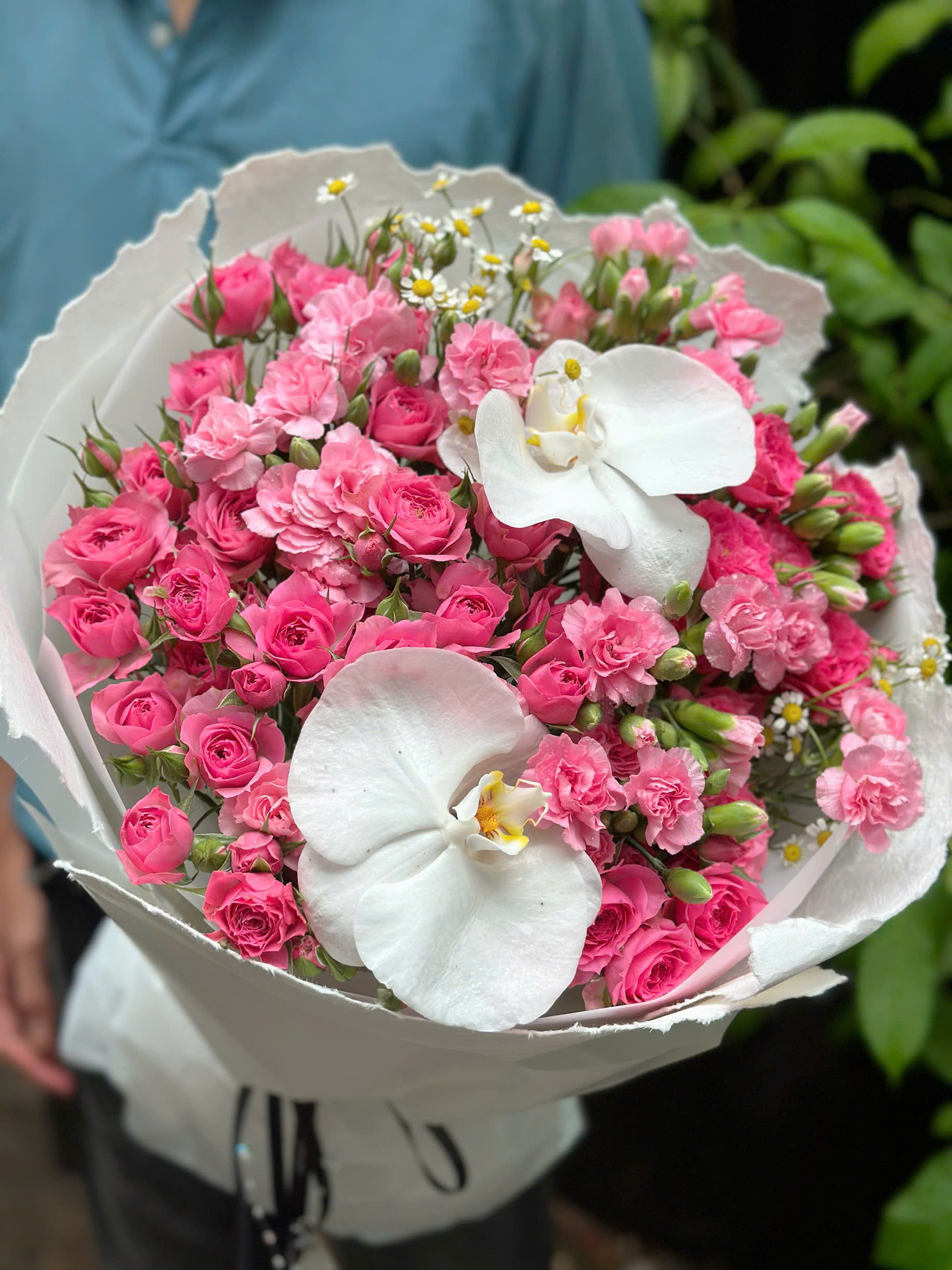 💖 Ngọt ngào và quyến rũ với bó hoa hồng chùm Sophia & lan Hồ Điệp Apalo! 🌸