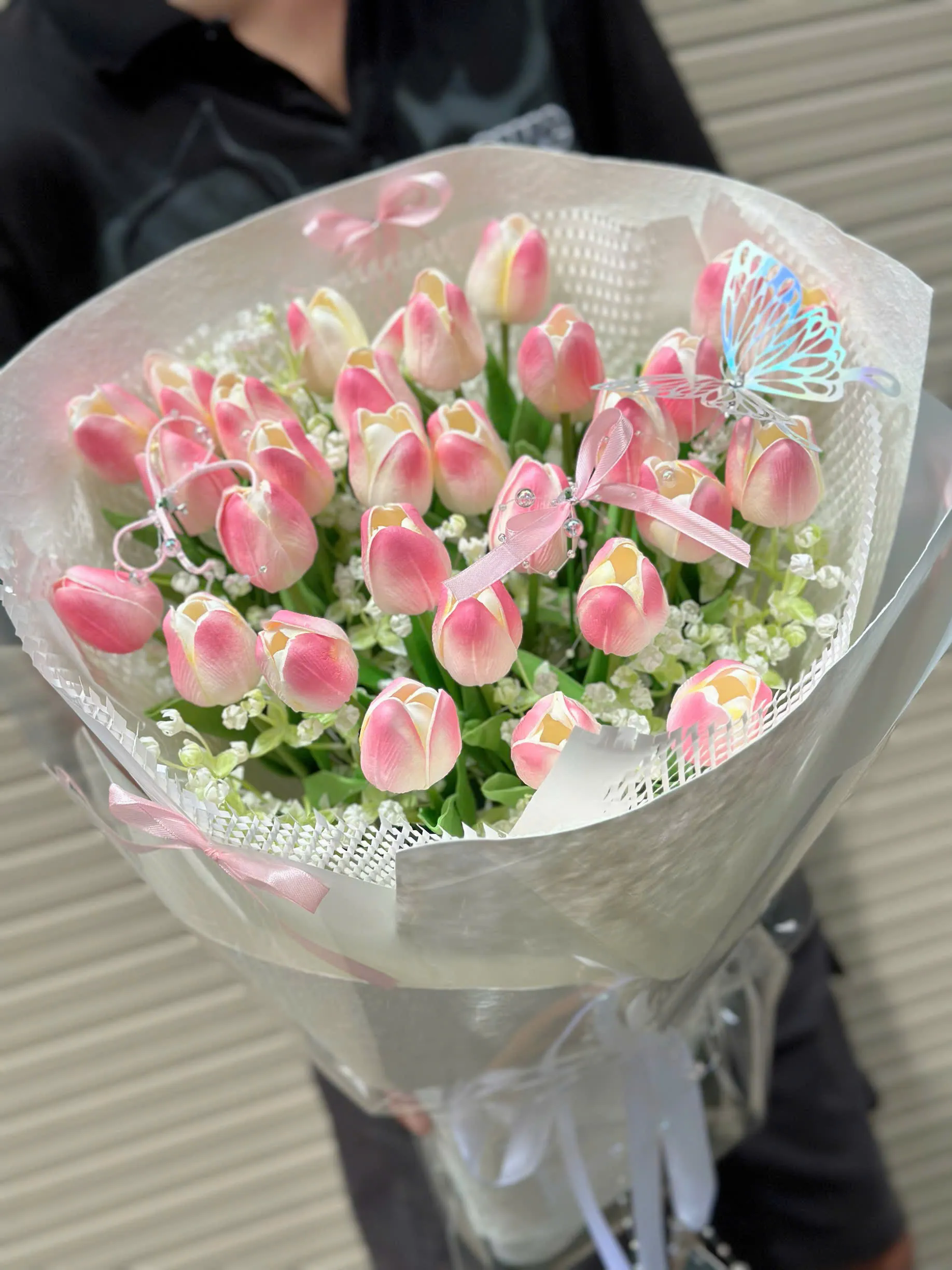 💖 Ngọt ngào và bền đẹp với bó hoa tulip hồng phấn giả! 🌷