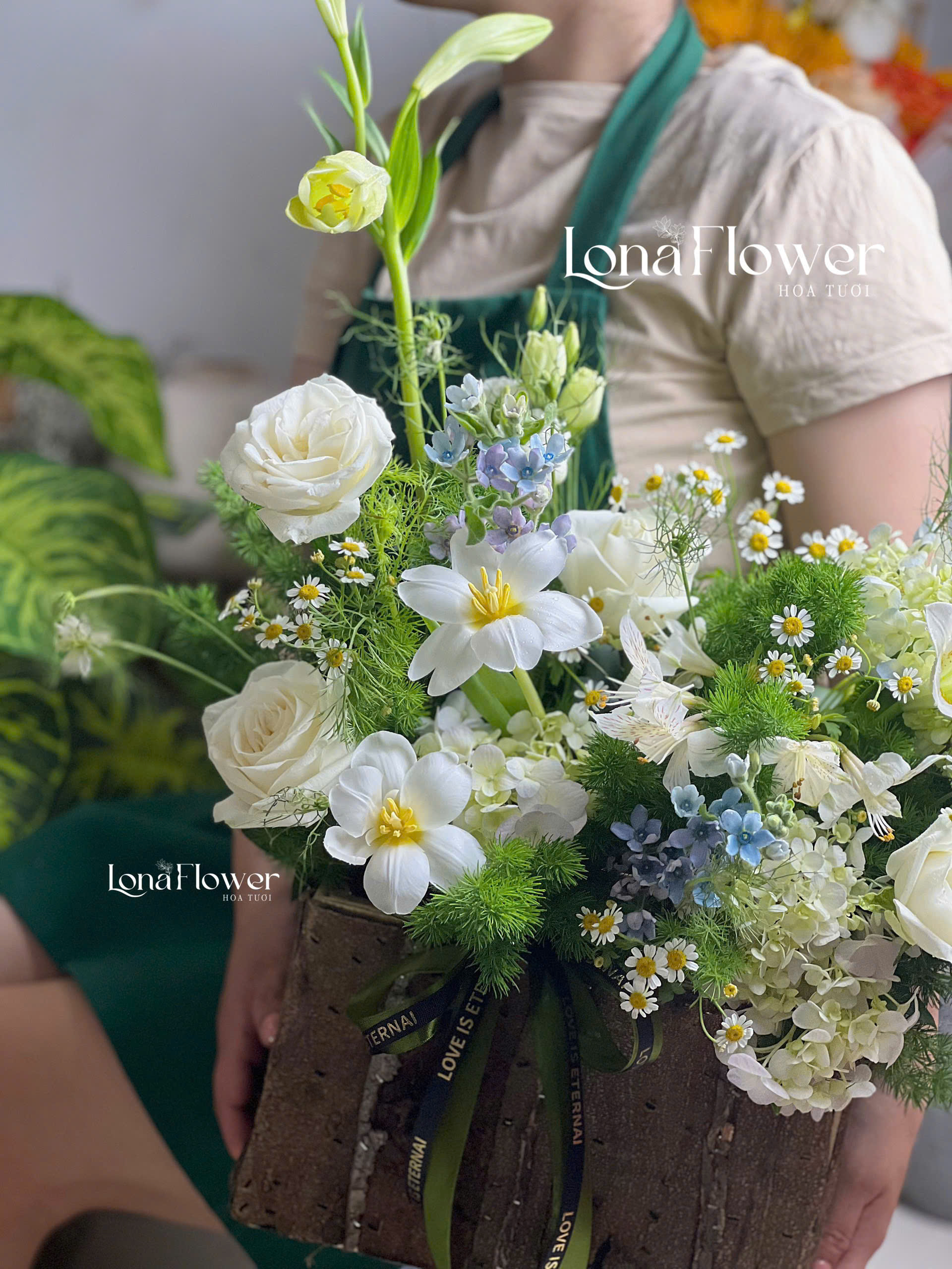 Lẵng Hoa Tulip & Hồng Trắng & Hoa Loa Kèn