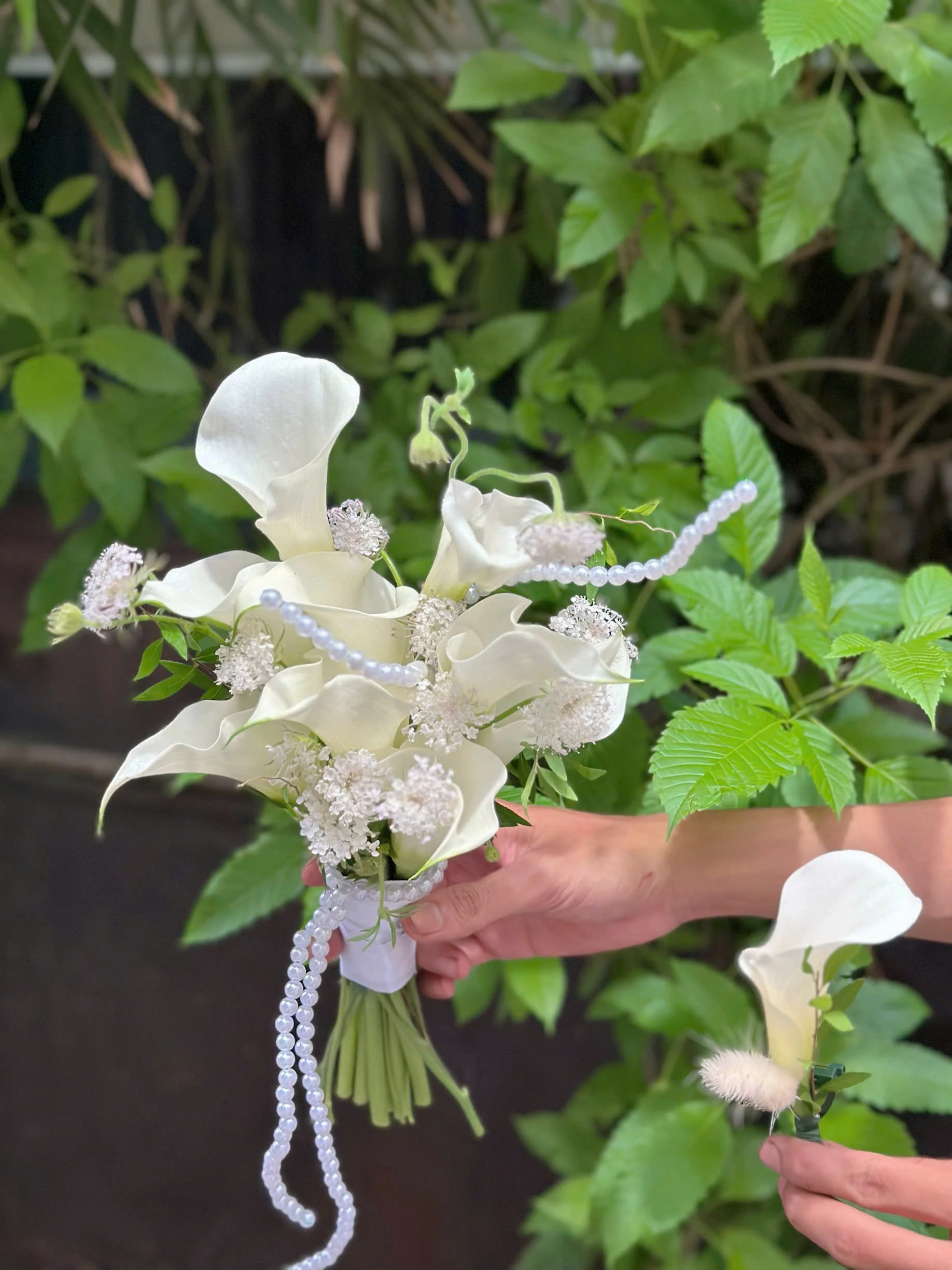  Bó Hoa Cưới "Ngọc Trai Tinh Khôi" 👰‍♀️ - Hoa Rum Trắng & Dây Ngọc Trai
