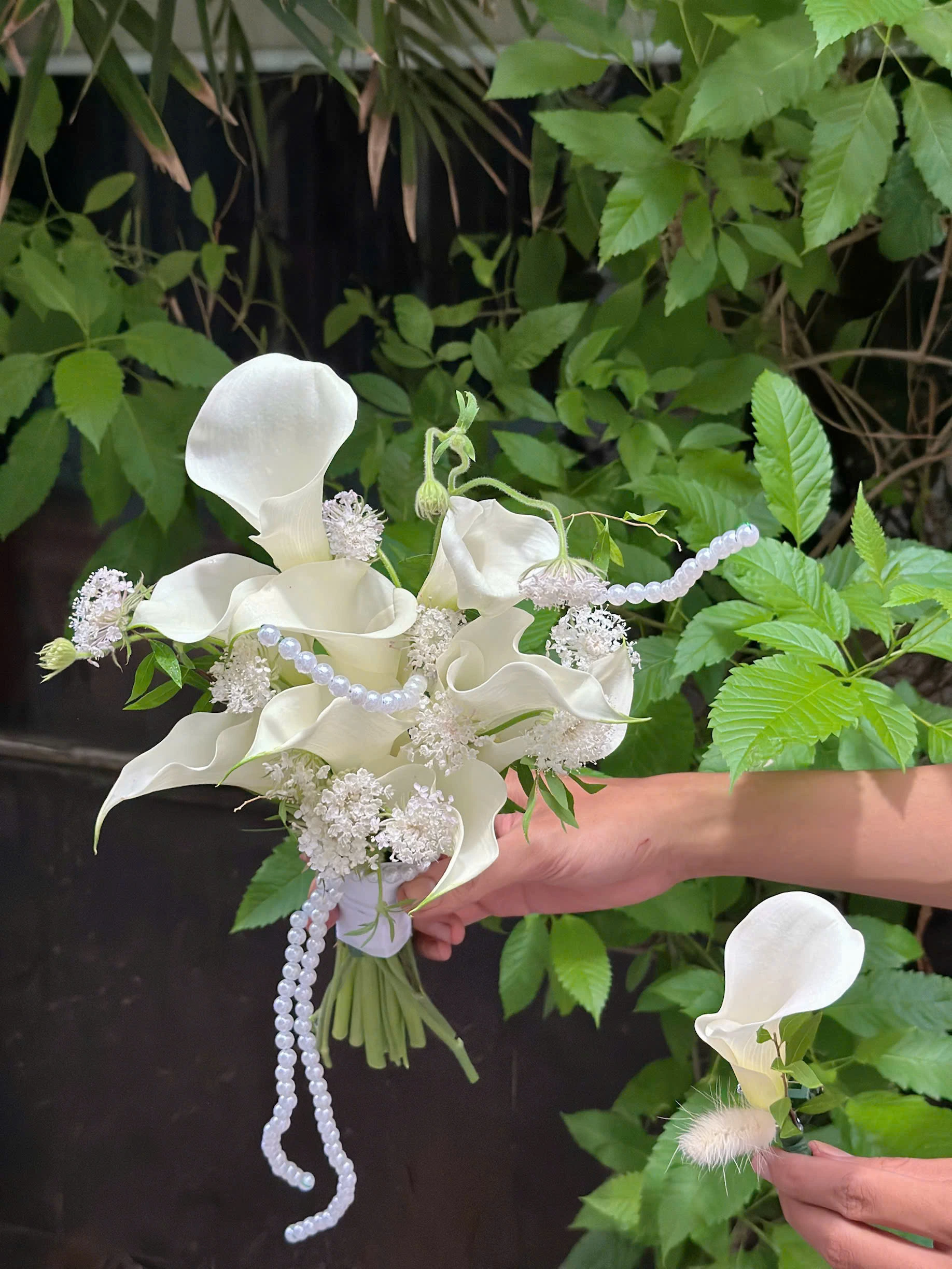  Bó Hoa Cưới "Ngọc Trai Tinh Khôi" 👰‍♀️ - Hoa Rum Trắng & Dây Ngọc Trai