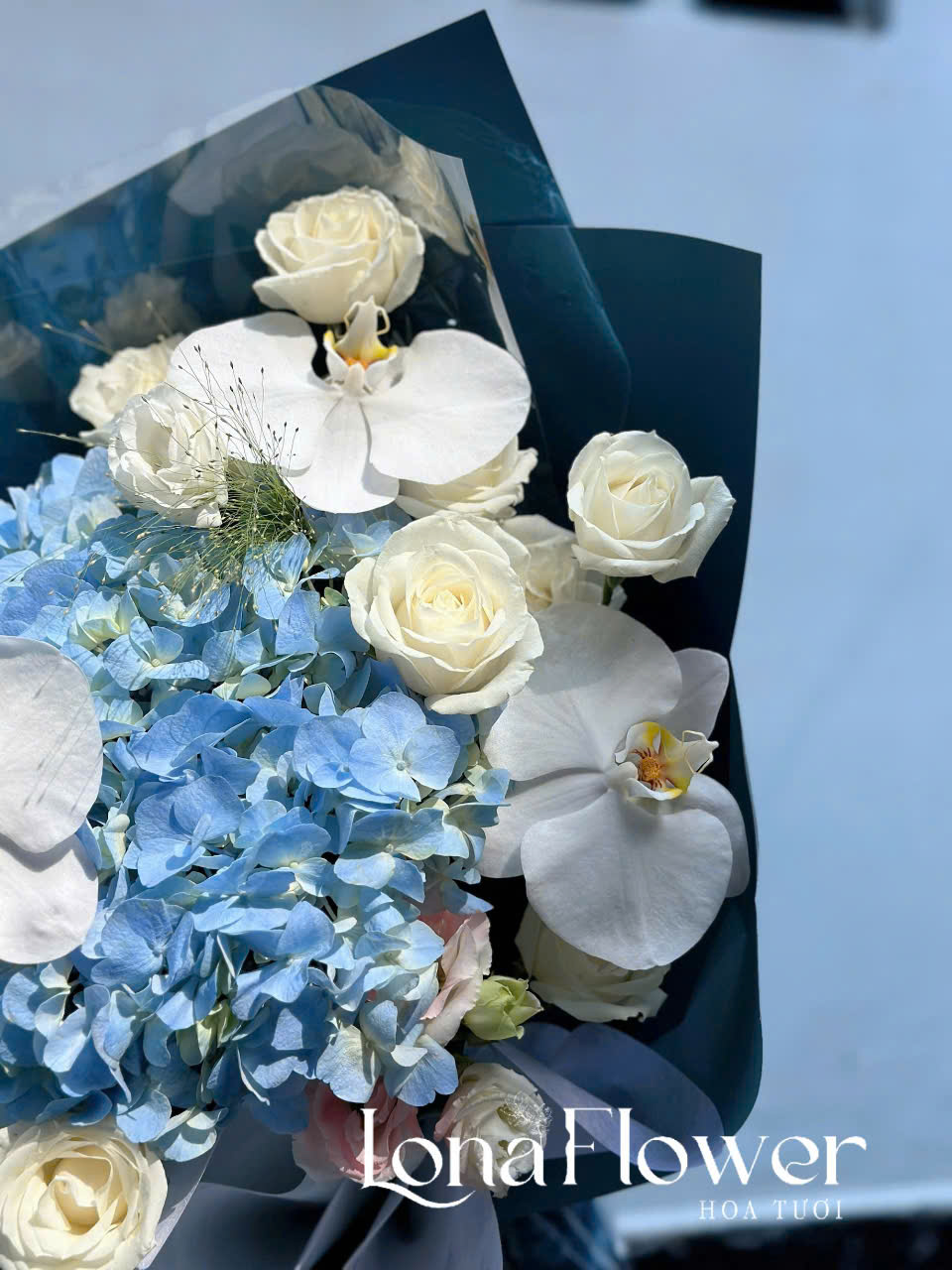 Bó Hoa "Đẳng Cấp Thanh Bình" 💎 - Cẩm Tú Cầu, Lan Hồ Điệp & Hồng Trắng
