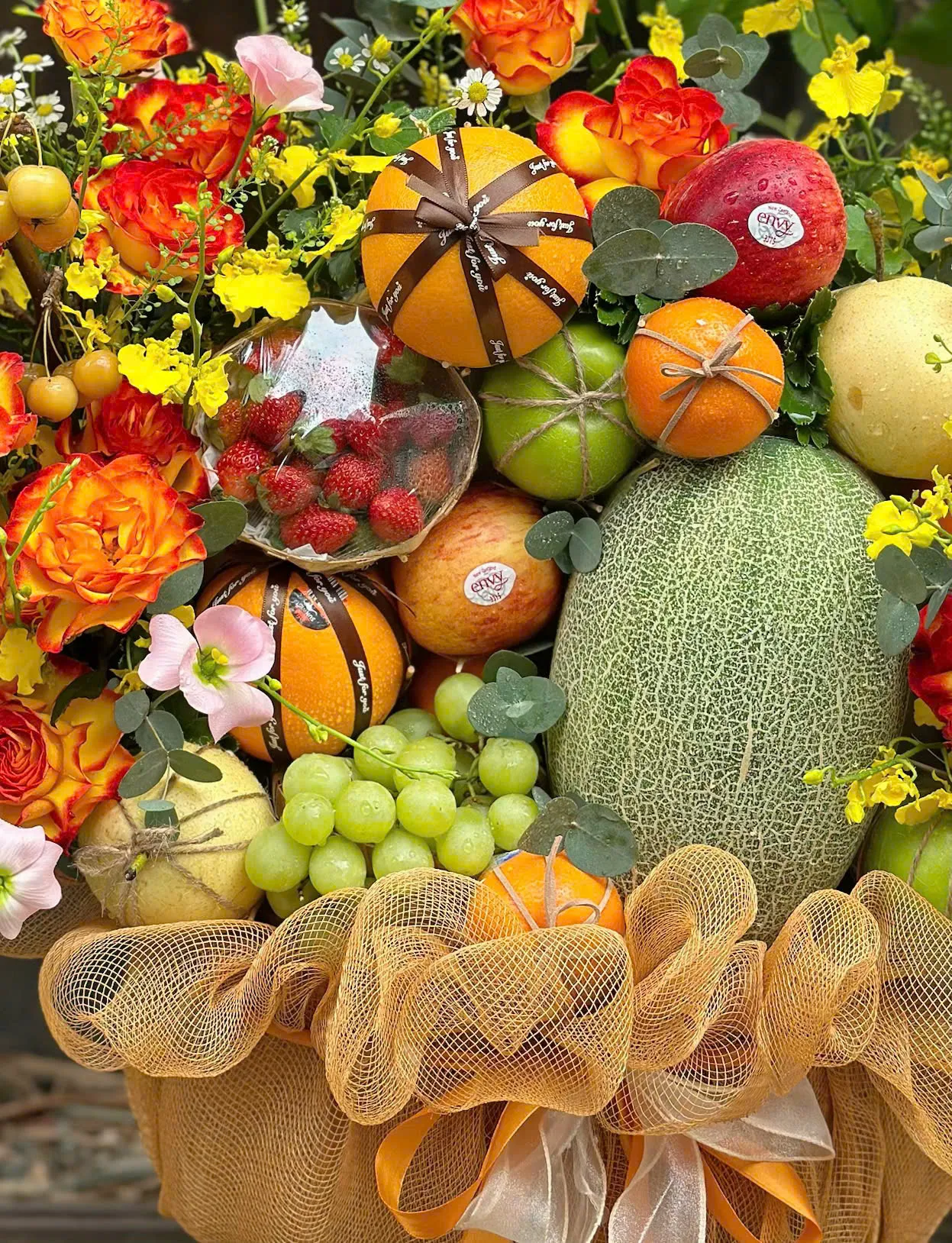  Giỏ hoa trái cây tone cam vàng: Rực rỡ và tràn đầy tài lộc! 🍊