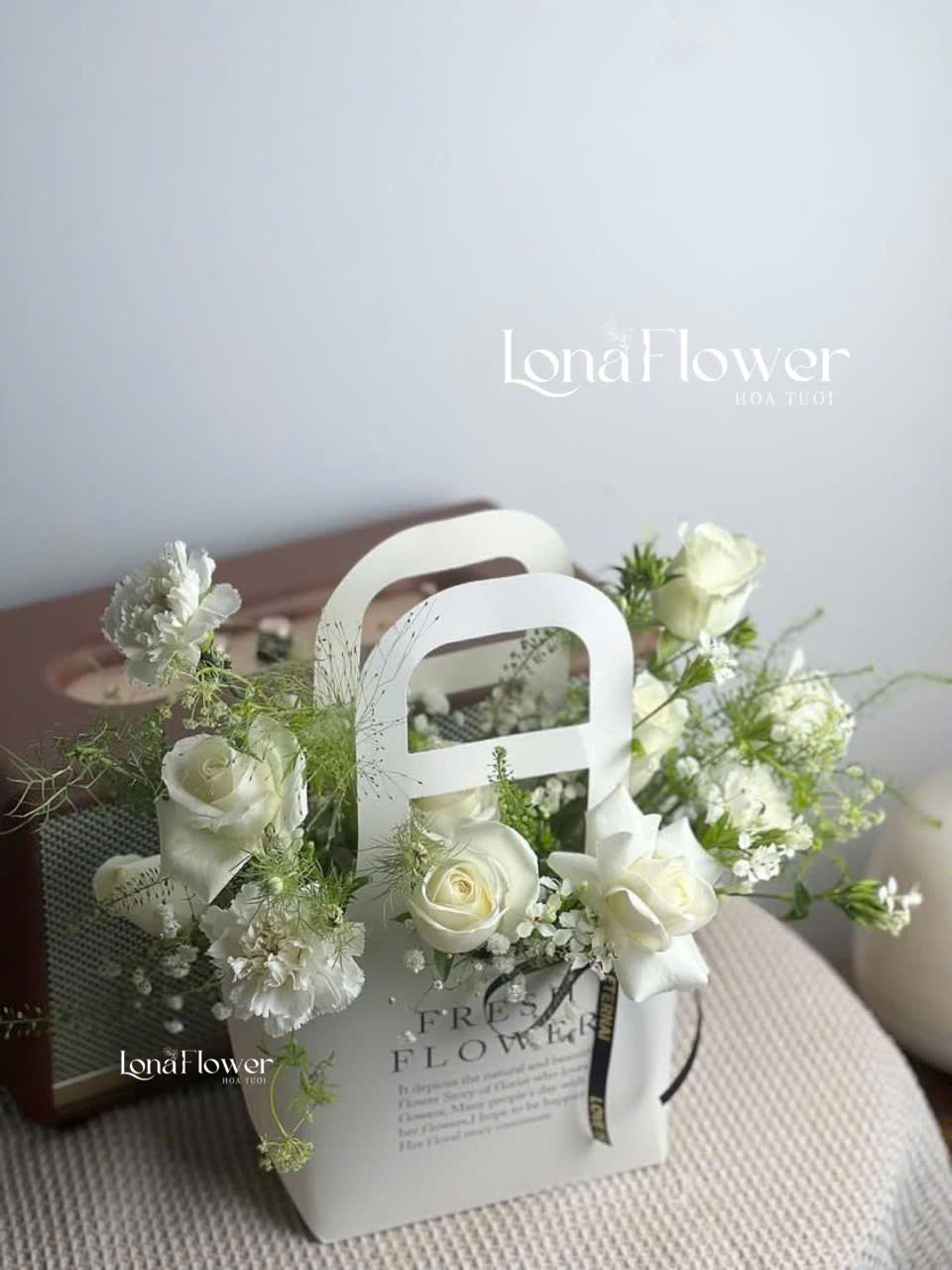 Giỏ Hoa Hồng Trắng & Phăng Trắng