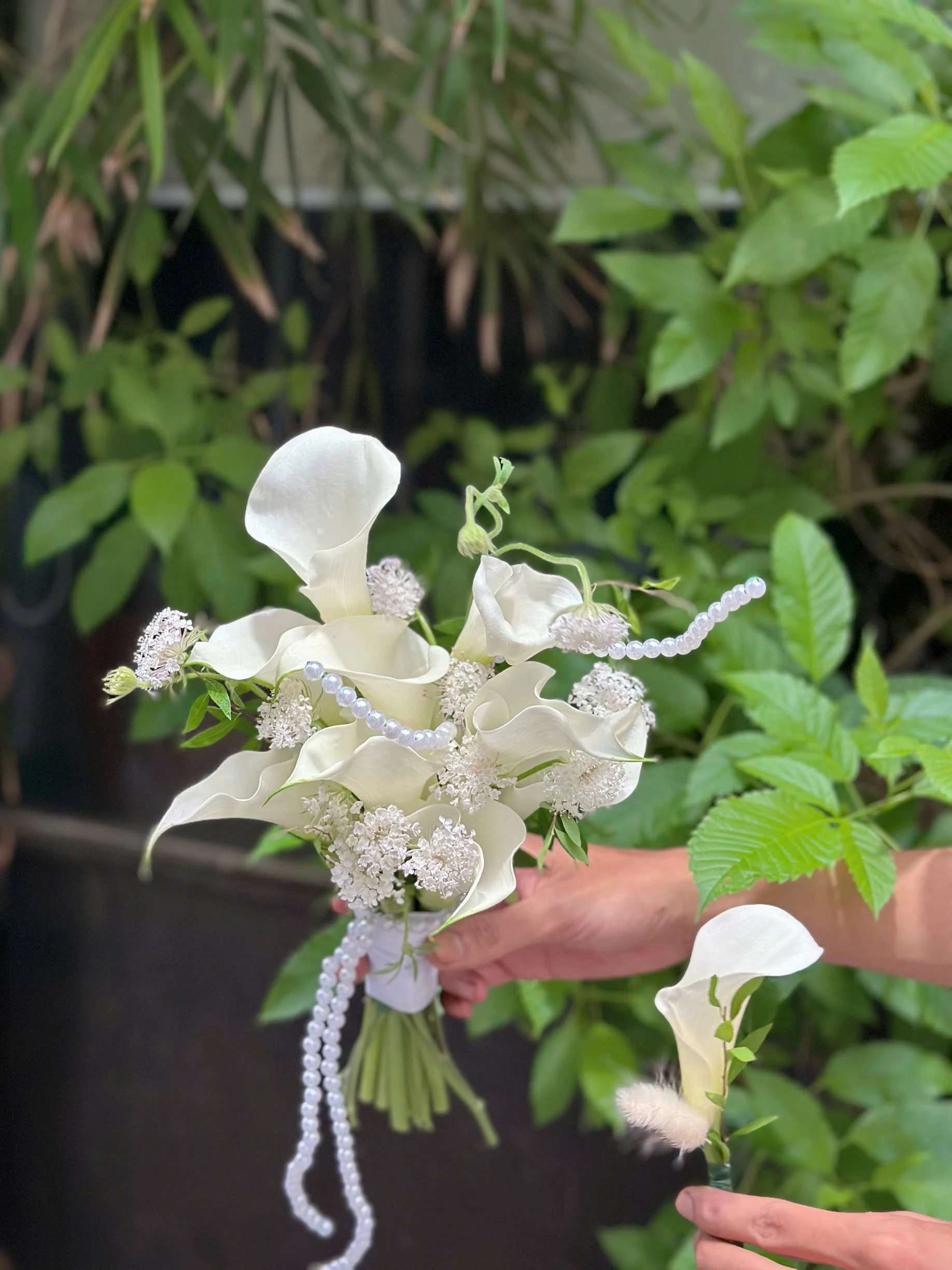  Bó Hoa Cưới "Ngọc Trai Tinh Khôi" 👰‍♀️ - Hoa Rum Trắng & Dây Ngọc Trai