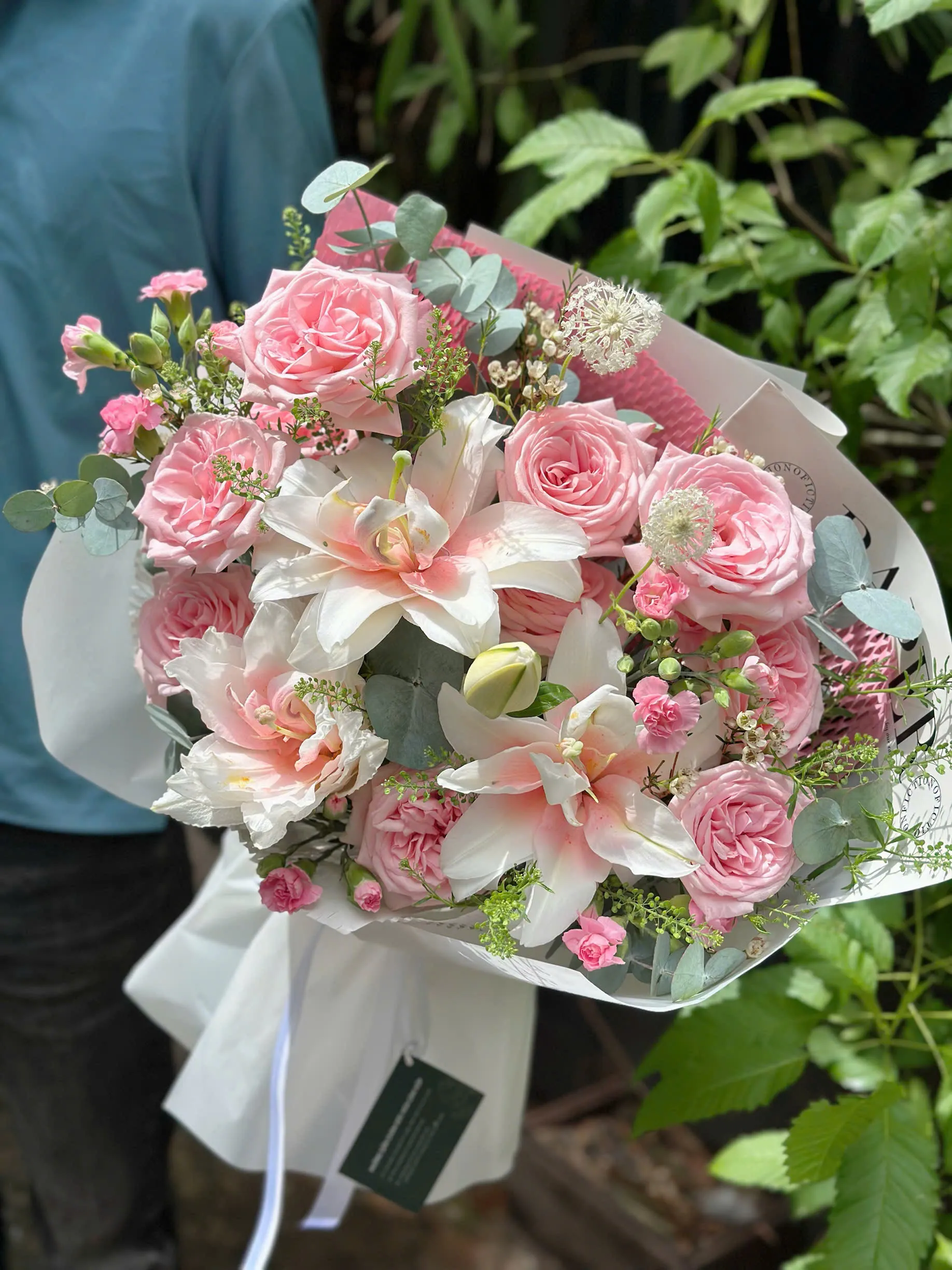 💖 Lãng mạn và tinh tế bó hoa hồng & hoa ly trắng! 🌸