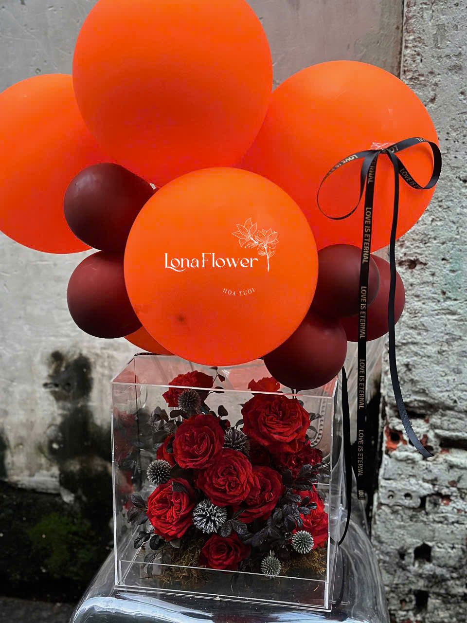 Box Hoa Mica Hồng Đỏ Mix Cầu Gai Kèm Bong Bóng 