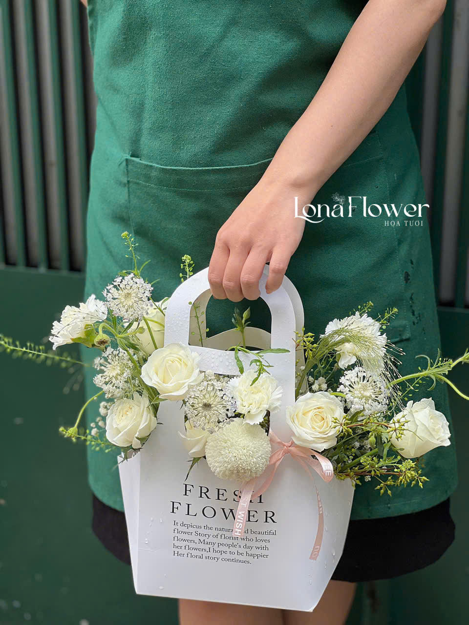 Giỏ Hoa Hồng Trắng & Phăng Trắng