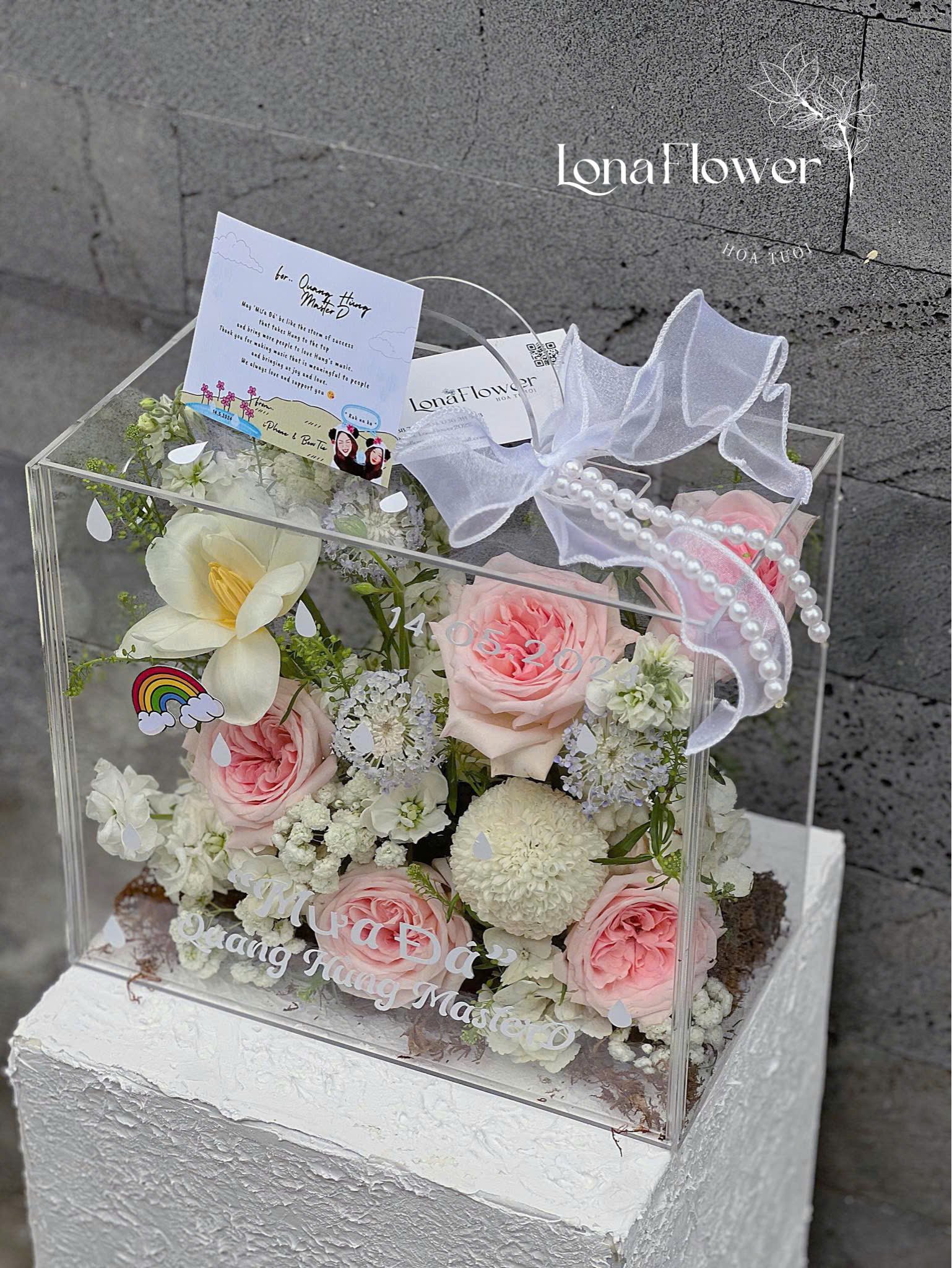 Hộp Hoa Mica Vali Hồng, Tulip & Hoa Phụ Trắng Pastel | Quà Tặng Thanh Lịch Kèm Ngọc Trai