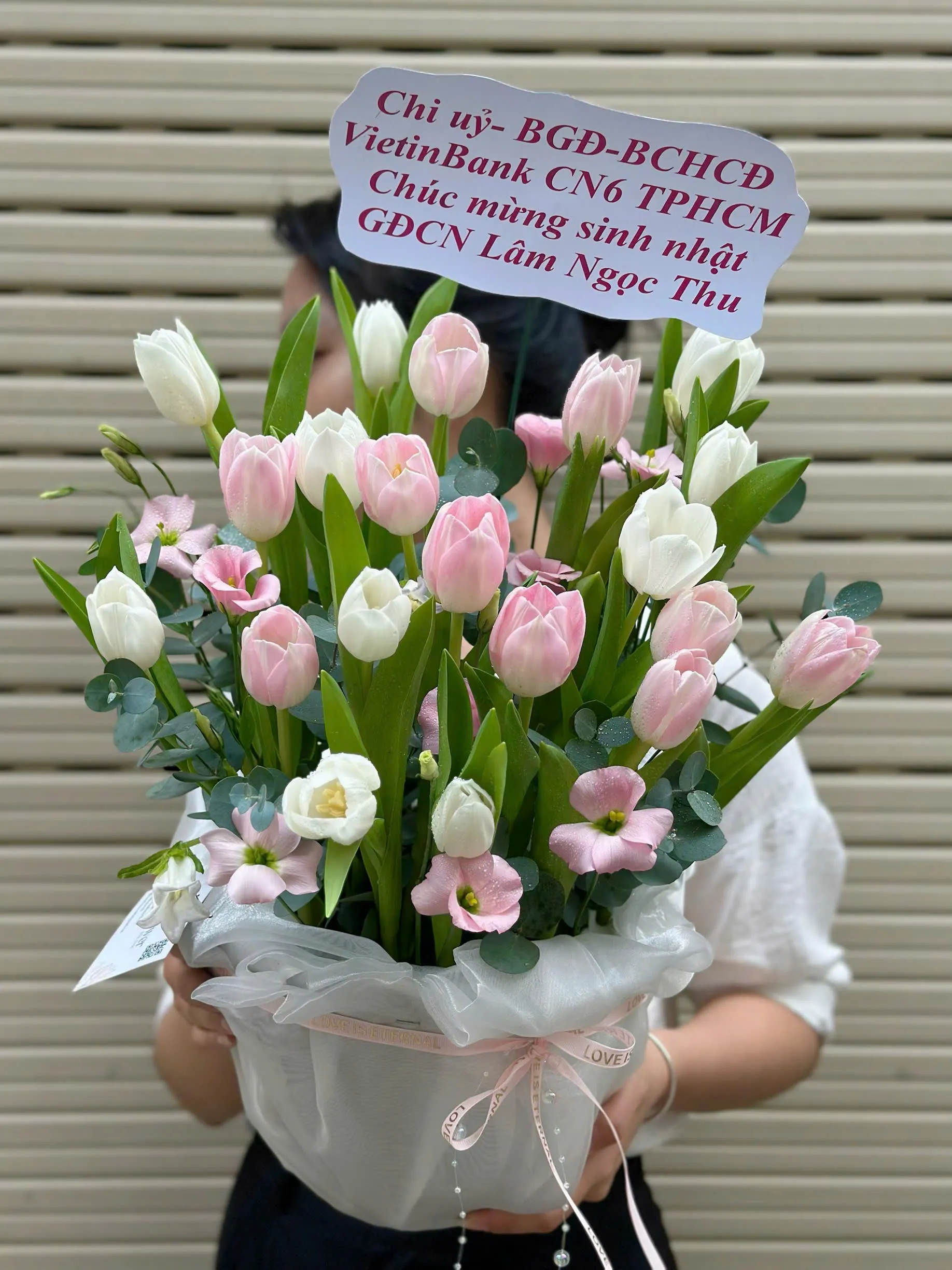🌷 Vẻ đẹp tinh khôi và thanh lịch của box hoa tulip hồng & trắng! 🤍