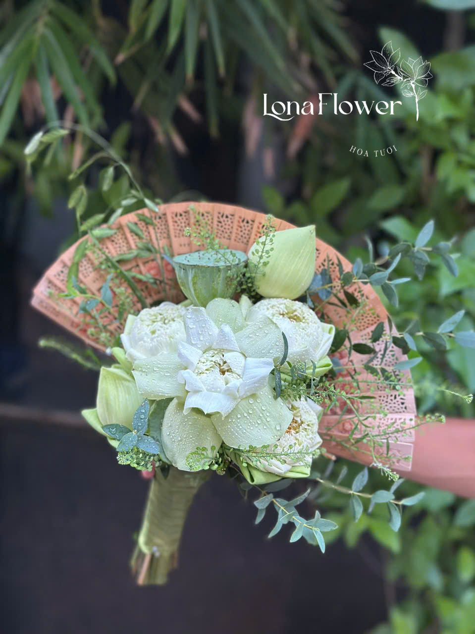 Bó Hoa Cưới "Duyên Sen Thuần Khiết" 🕊️ - Kèm Quạt Gỗ Truyền Thống
