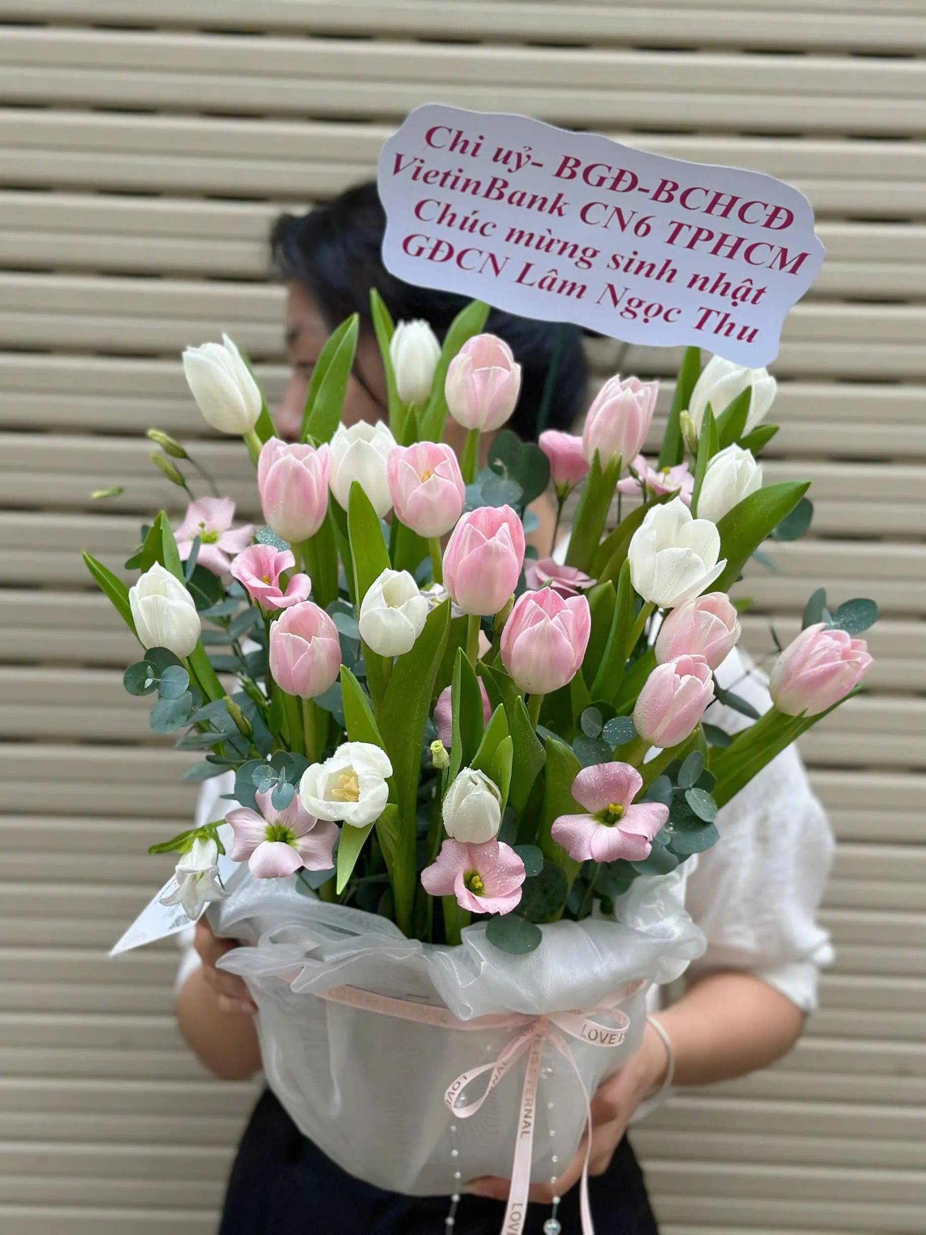 🌷 Vẻ đẹp tinh khôi và thanh lịch của box hoa tulip hồng & trắng! 🤍