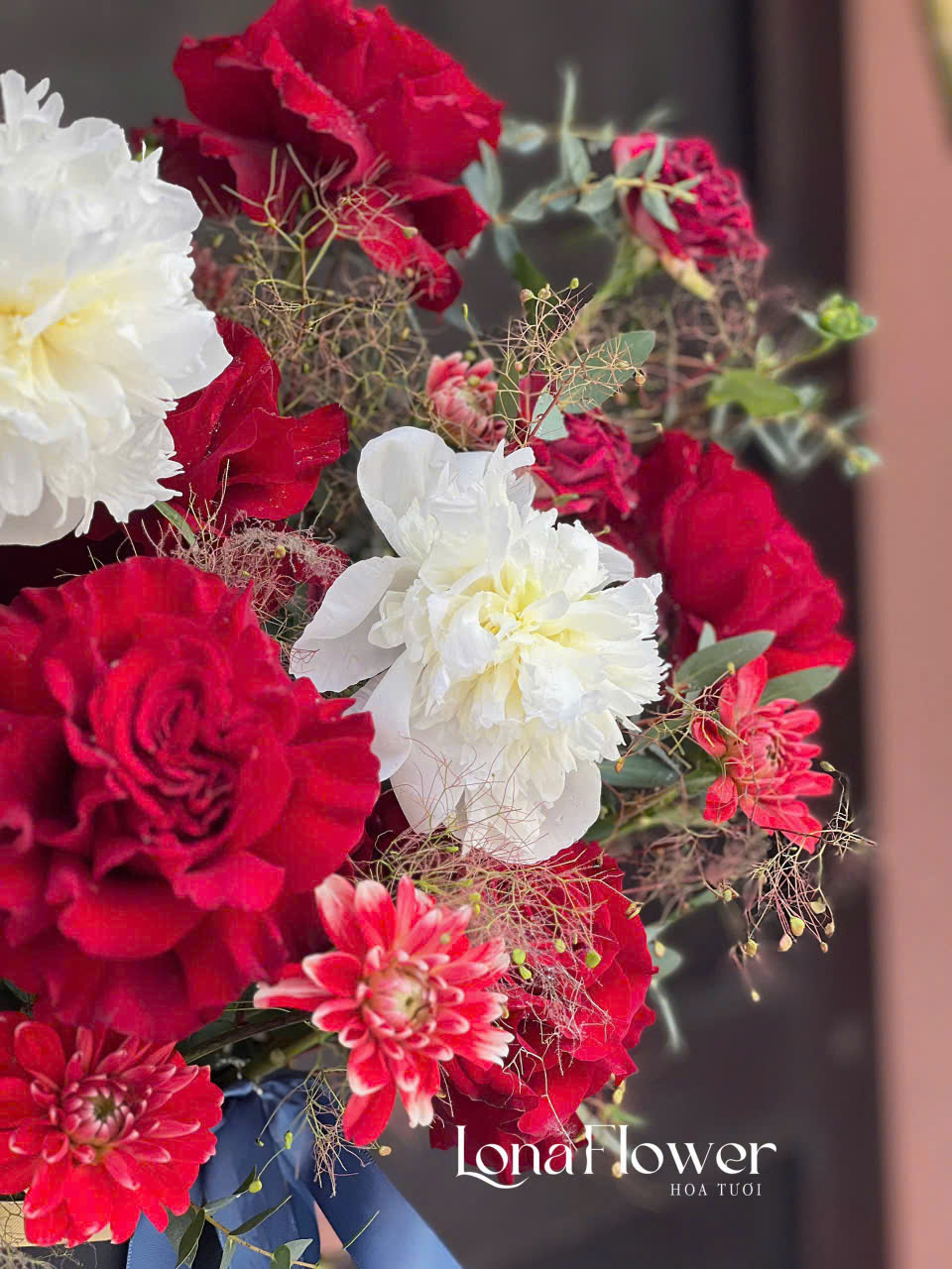 Hộp Hoa Peony Trắng & Hồng Ecuador Đỏ