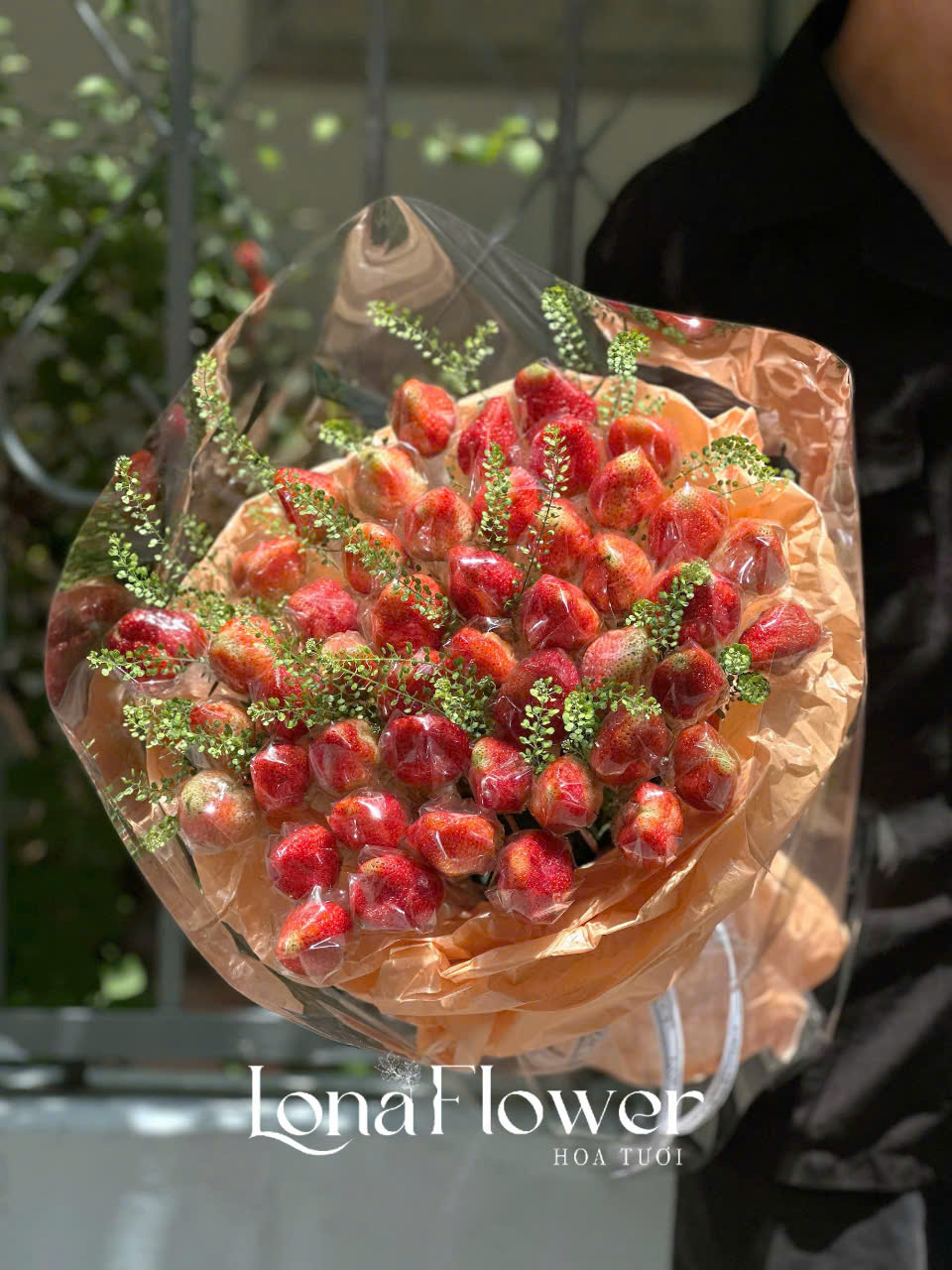 Bó Hoa Dâu Tây "Ngọt Ngào Tình Yêu" 🍓 - Quà Tặng Độc Đáo & Tươi Mát