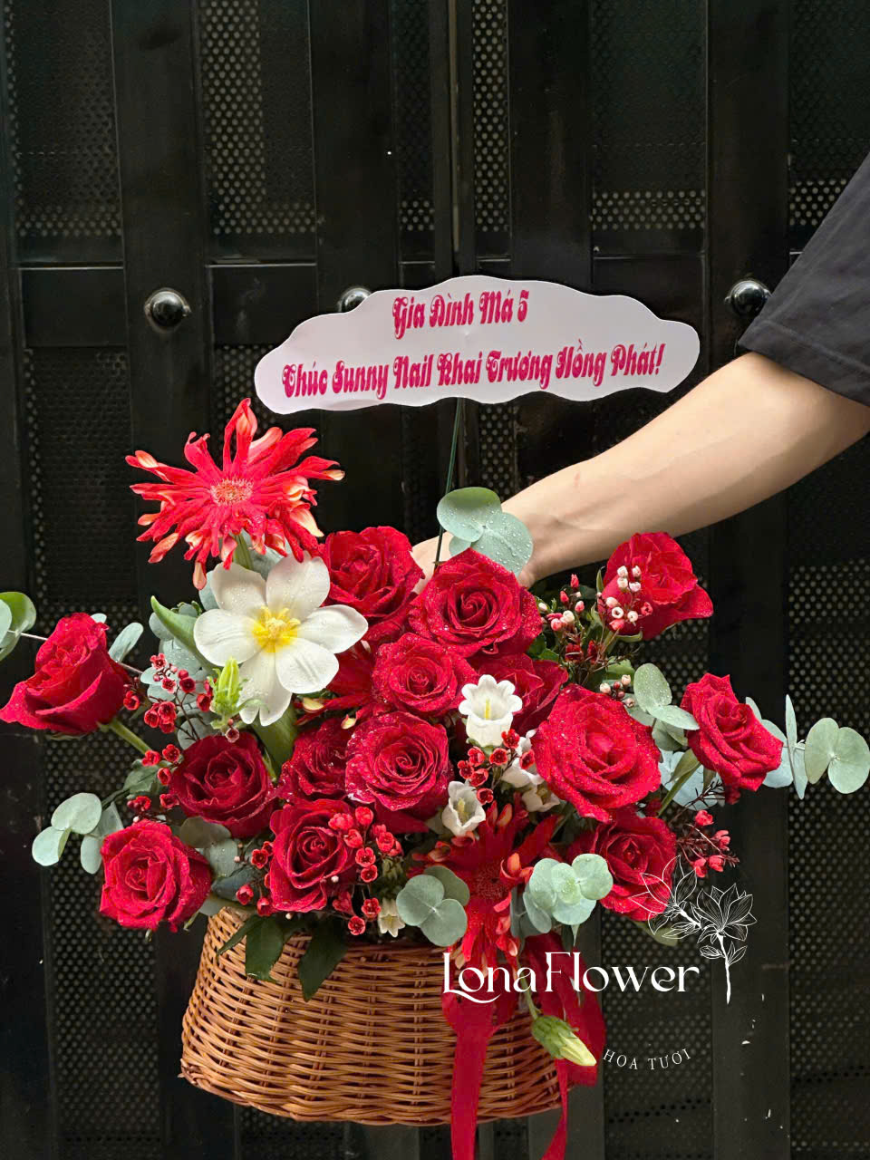 Giỏ Hoa Hồng Đỏ & Tulip Rạng Rỡ - Biểu Tượng Tình Yêu Độc Đáo 🌹🌷❤️