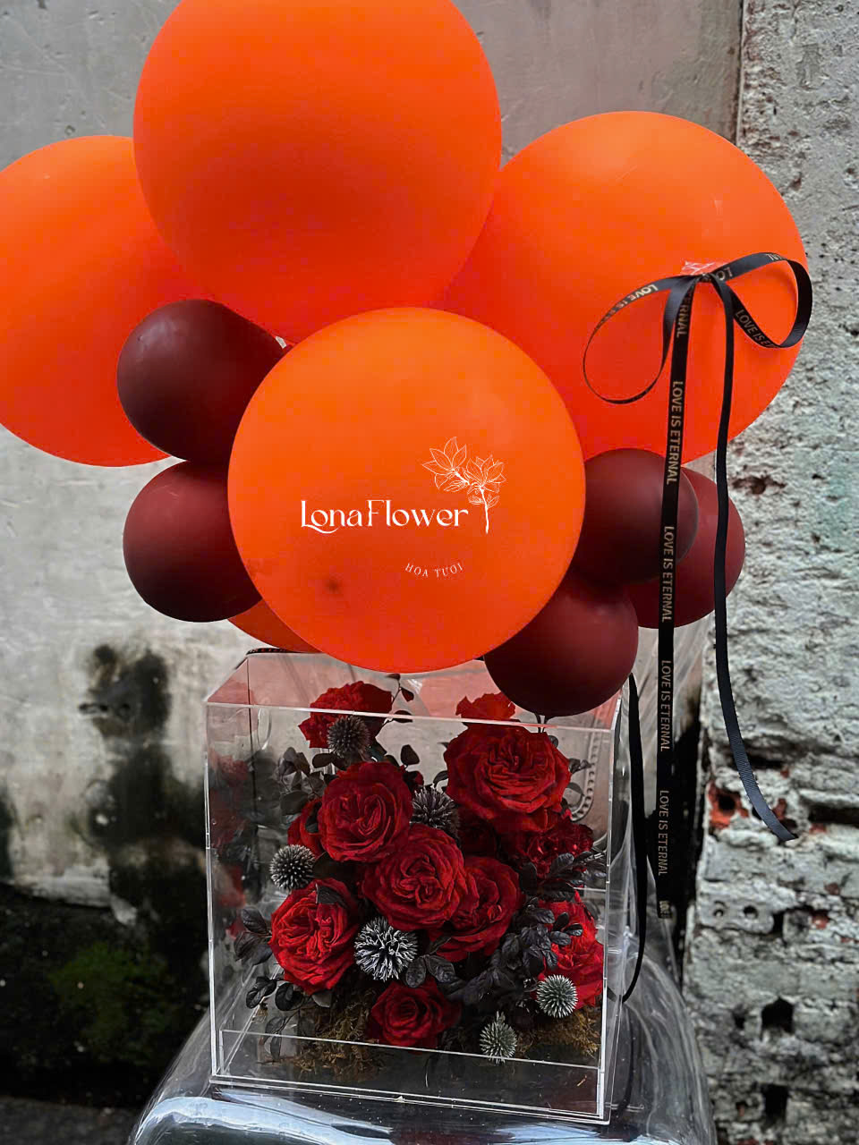 Box Hoa Mica Hồng Đỏ Mix Cầu Gai Kèm Bong Bóng 