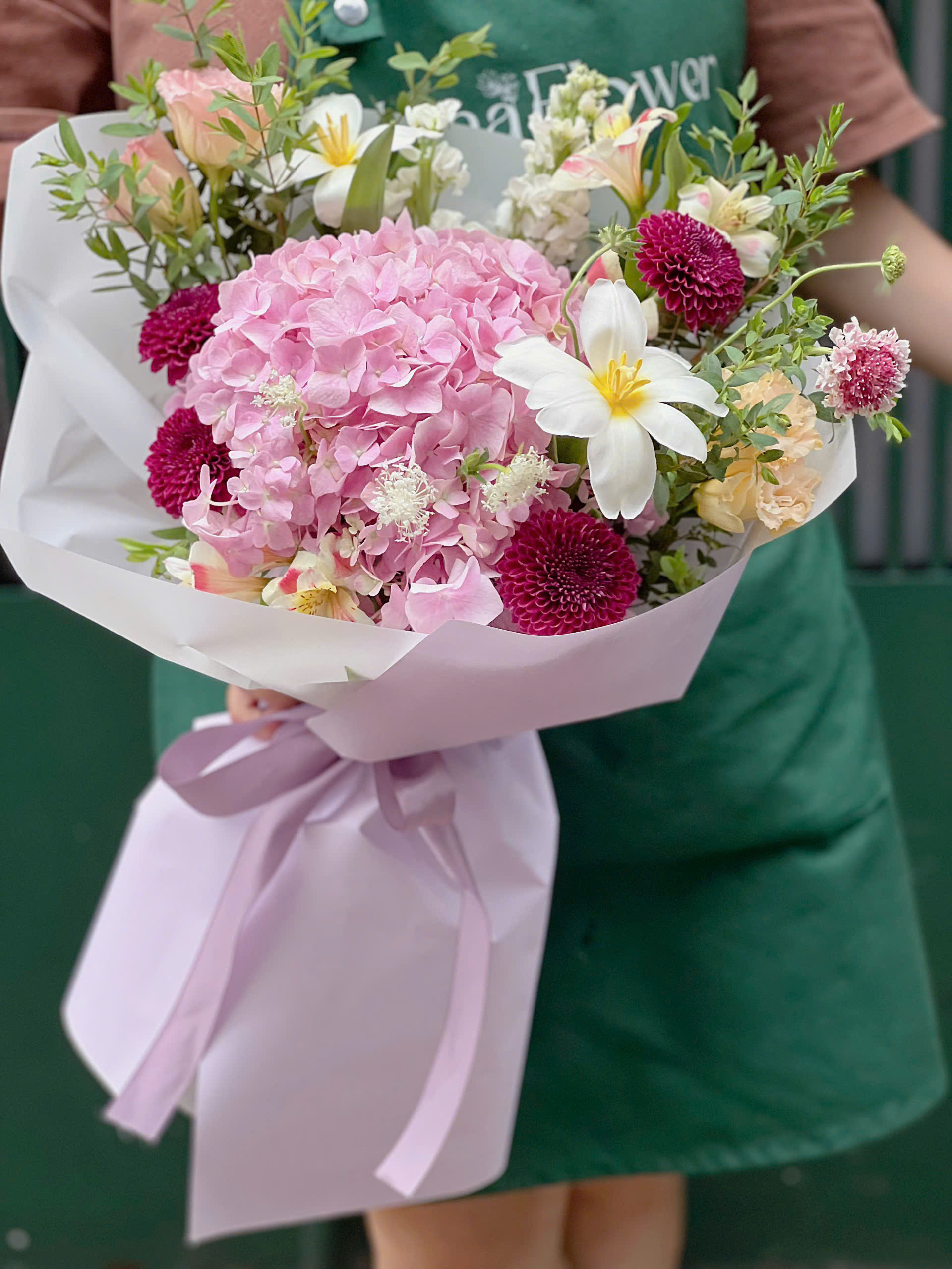 BH-182 Bó Cẩm Tú Cầu Mix Tulip & Hoa Lá Phụ