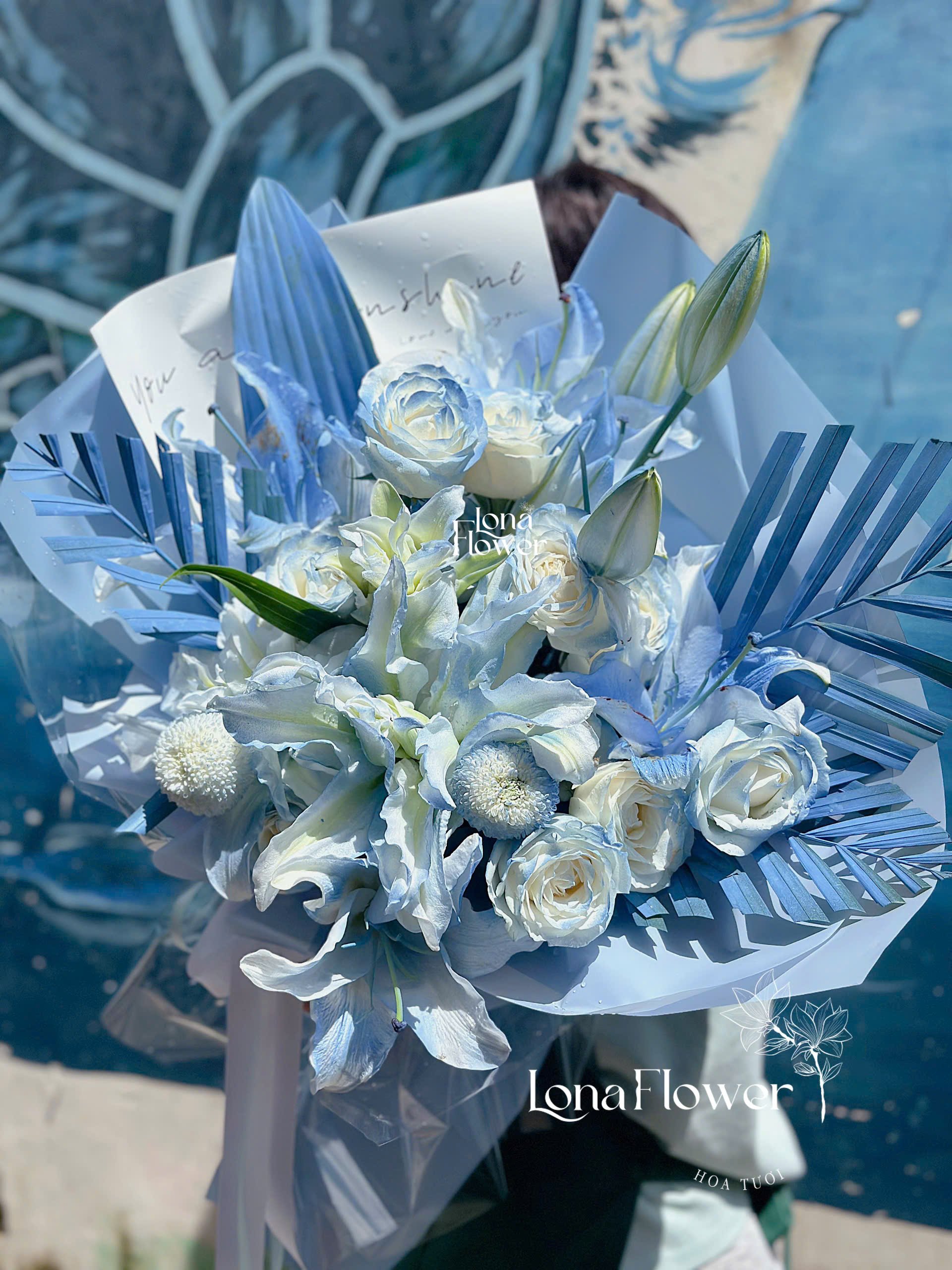 Bó Hoa Hồng Xịt Sơn Xanh & Hoa Ly Kép Trắng Nghệ Thuật 