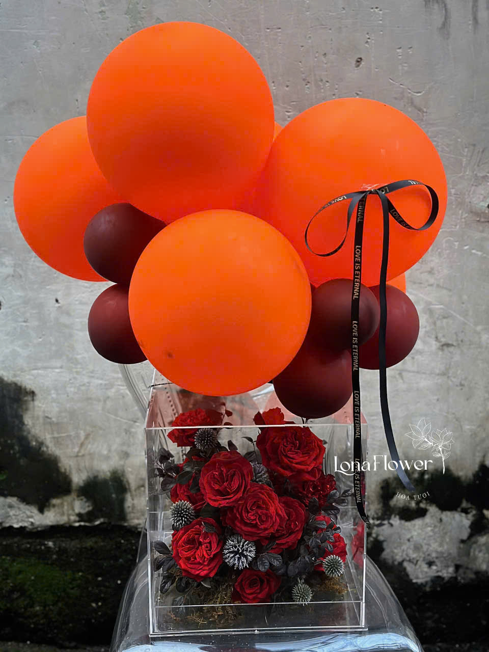Box Hoa Mica Hồng Đỏ Mix Cầu Gai Kèm Bong Bóng 