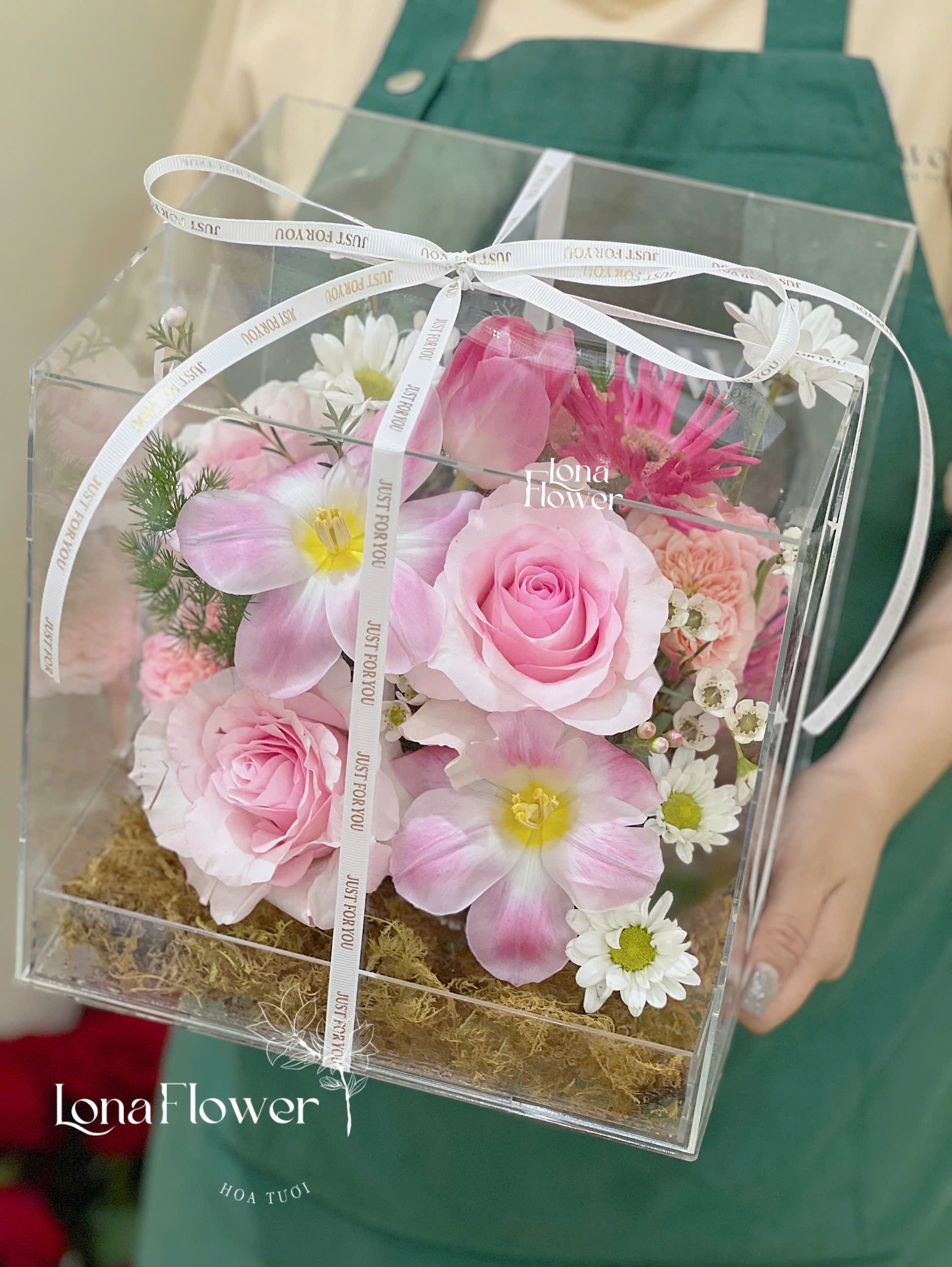Hộp Hoa Mica Vali Hồng Pastel & Tulip Trắng | Quà Tặng Lãng Mạn