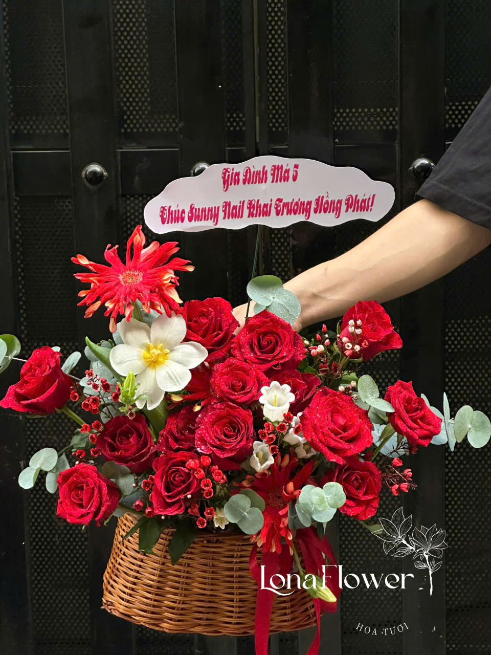 Giỏ Hoa Hồng Đỏ & Tulip Rạng Rỡ - Biểu Tượng Tình Yêu Độc Đáo 🌹🌷❤️